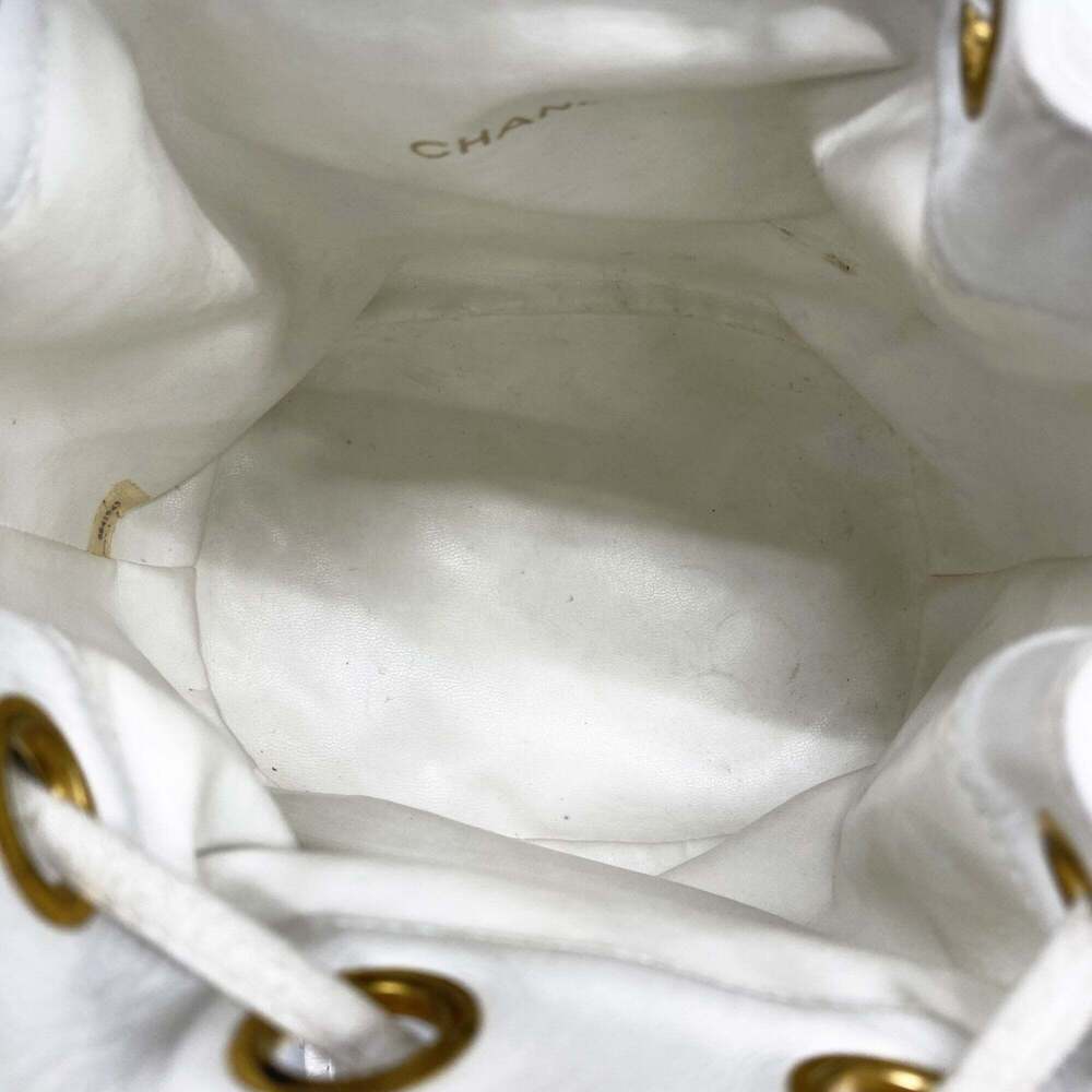CHANEL White Leather Shoulder Bag - Picture 4 of 15